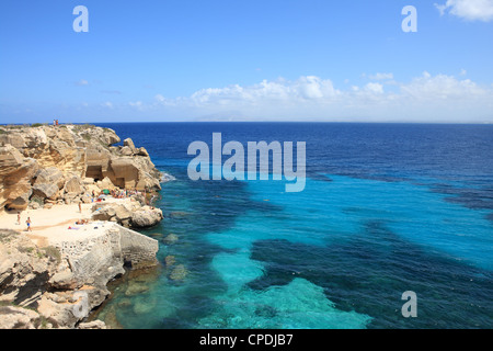 Rocce e mare, Trapani, l'isola di Favignana, Sicilia, Italia, Mediterraneo, Europa Foto Stock