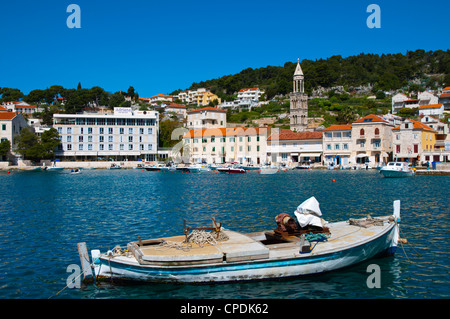 Barca da pesca nel porto di Hvar Hvar Dalmazia Croazia Europa Foto Stock