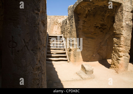 Una vista dall'interno tomba 4 presso le tombe dei re sito in Paphos, Cipro. Foto Stock