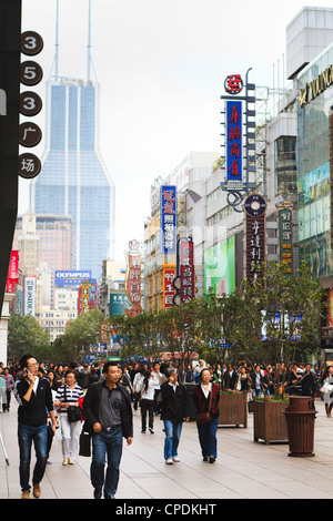 Pedoni, Nanjing Road East, Nanjing Dong Lu, Shanghai, Cina e Asia Foto Stock