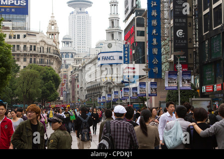 Pedoni, Nanjing Road East, Nanjing Dong Lu, Shanghai, Cina e Asia Foto Stock