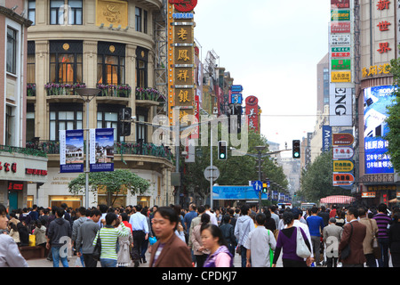 Pedoni, Nanjing Road East, Nanjing Dong Lu, Shanghai, Cina e Asia Foto Stock