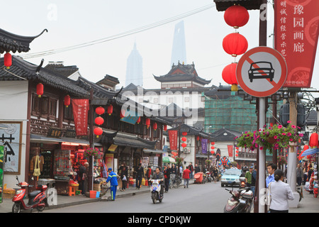 Pedoni e traffico su Old Street di Shanghai, il resto di un'età bygone, Fuxing, Shanghai, Cina e Asia Foto Stock