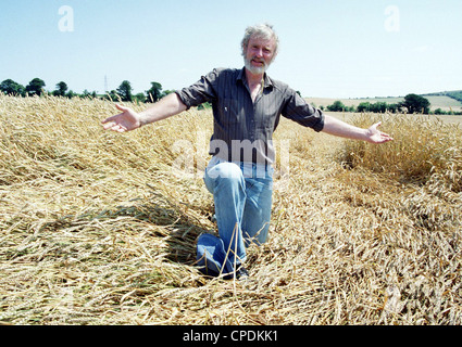 Wiltshire Farmer Malcolm Leggete con circoli di mais inspiegati nella sua fattoria a West Grimstead, Inghilterra. Fotografato per un giornale locale all'altezza del mistero del cerchio raccolto alla fine degli anni '1980s. Foto Stock