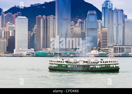 Il Traghetto Star attraversa il Victoria Harbour con l'Isola di Hong Kong skyline dietro, Hong Kong, Cina, Asia Foto Stock