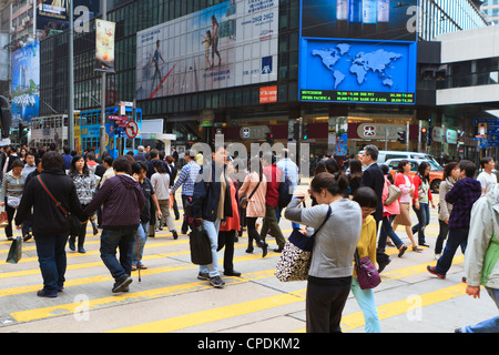 Occupato in attraversamento centrale, Isola di Hong Kong, Hong Kong, Cina, Asia Foto Stock