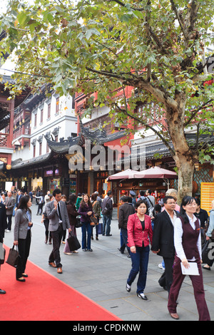 Shopping in Yu Yuan (l' Yuyuan) Bazaar, Shanghai, Cina e Asia Foto Stock