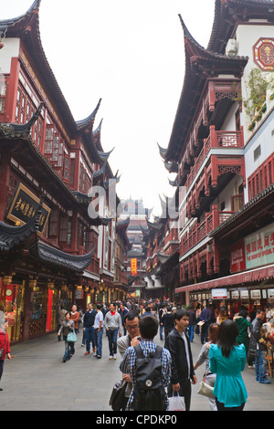 Shopping in Yu Yuan (l' Yuyuan) Bazaar, Shanghai, Cina e Asia Foto Stock