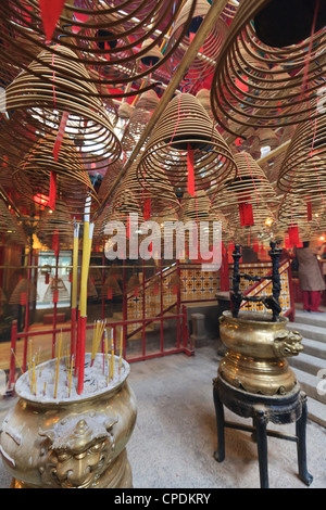 Bobine di incenso pendono dal tetto del Tempio di Man Mo, costruita nel 1847, Sheung Wan, Hong Kong, Cina, Asia Foto Stock