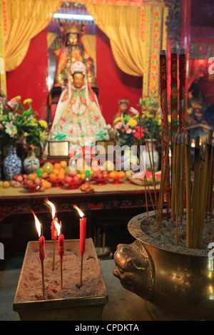 Offerte e incenso in Il Tempio di Man Mo, costruita nel 1847, Sheung Wan, Hong Kong, Cina, Asia Foto Stock