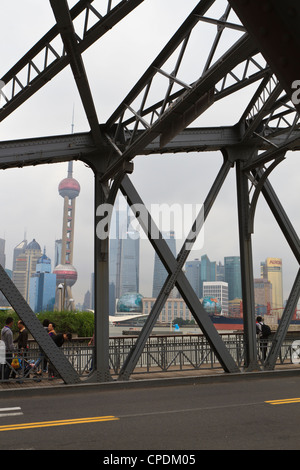 Ponte Waibaidu, spanning Suzhou Creek alla confluenza con il fiume Huangpu, Shanghai, Cina Foto Stock