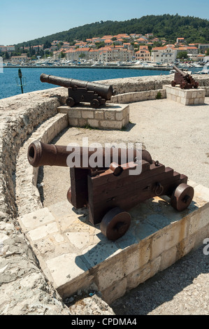 I cannoni che si affaccia sul porto di Korcula, Croazia, Europa Foto Stock