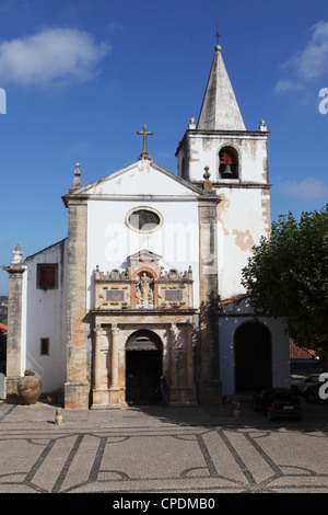 La medievale chiesa di S. Maria (Igreja de Santa Maria) nel centro della città murata di Obidos, Estremadura, Portogallo, Europa Foto Stock