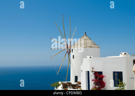 Mulino a vento nel villaggio di Oia - Santorini, Grecia Affacciato sul mare Foto Stock
