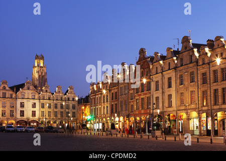Fiammingo architettura barocca di notte per la Petite Place (Place des Heros), Arras, Nord-Pas de Calais, in Francia, in Europa Foto Stock