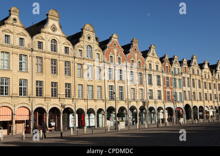 Fiammingo facciate barocche a ciottoli Petite Place (Place des Heros), Arras, Nord-Pas de Calais, in Francia, in Europa Foto Stock