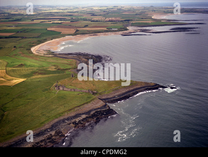 Veduta aerea di Embleton Bay e del Castello di Dunstanburgh sulla costa del Northumberland AONB Foto Stock