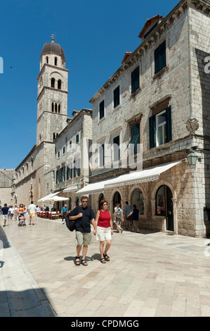 Il Stradun o Placa - la strada principale che attraversa la Città Vecchia di Dubrovnik, con San Salvatore Chiesa guglia. Foto Stock