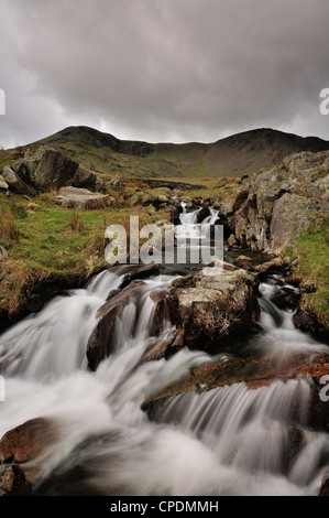 Torver Beck e ponte al di sopra della cicatrice Walna Road nel Lake District inglese, Marrone Pike e Buck Pike in background Foto Stock