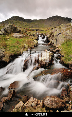 Torver Beck marrone con Pike e Buck Pike in background nel Lake District inglese Foto Stock