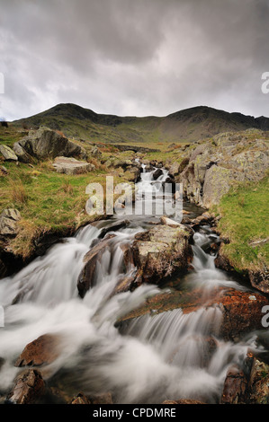 Torver Beck marrone con Pike e Buck Pike in background nel Lake District inglese Foto Stock