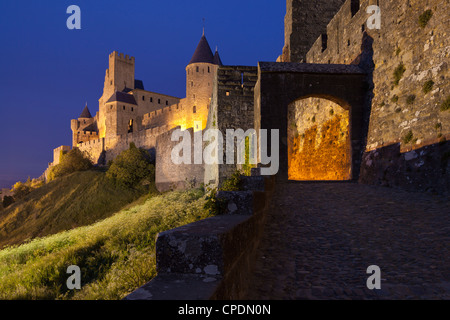 Crepuscolo presso l'entrata per La cite in Carcassonne, Sito Patrimonio Mondiale dell'UNESCO, Languedoc-Roussillon, Francia, Europa Foto Stock