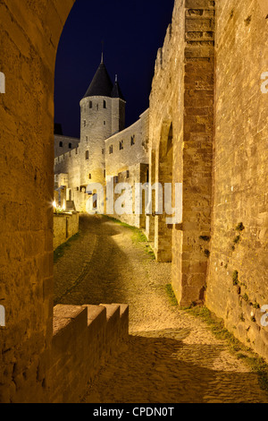 Vista attraverso un arco nel Cite, Carcassonne, Sito Patrimonio Mondiale dell'UNESCO, Languedoc-Roussillon, Francia, Europa. Foto Stock