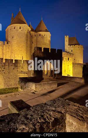 Le torrette presso l'ingresso principale nella città medievale di Cite, Carcassonne, Languedoc-Roussillon, Francia, Europa Foto Stock