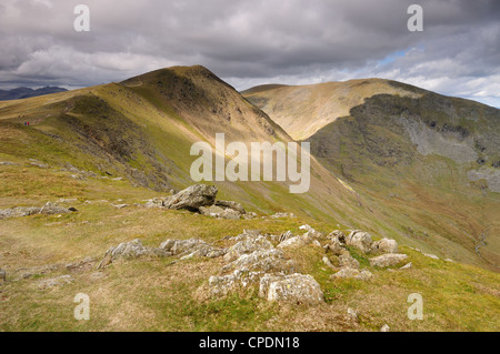 La luce del sole su Buck Pike e il vecchio uomo di Coniston nel Lake District inglese Foto Stock