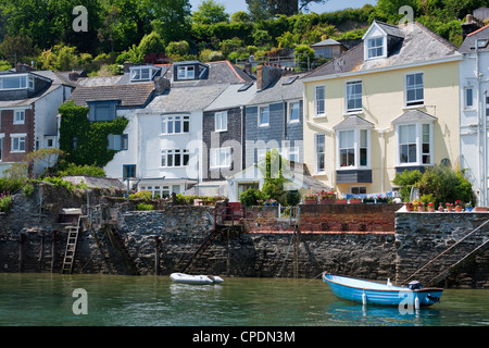 Case sul bordo delle acque nel Fowey, Cornwall, England, Regno Unito, Europa Foto Stock