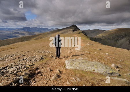 Walker avvicinarsi al vertice della Dow Crag nel Lake District inglese Foto Stock