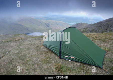 Campeggio selvaggio su orlo è sceso nel Lake District inglese Foto Stock