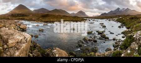 Allt Dearg Mor e il Cuillins al tramonto, Glen Sligachan, Isola di Skye, Highlands, Scotland, Regno Unito Foto Stock