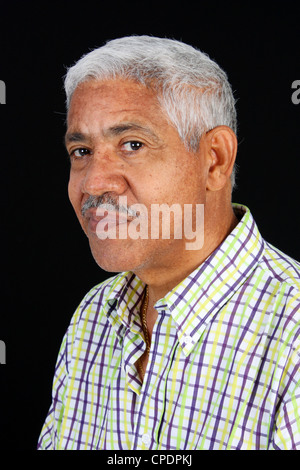 La minoranza Senior uomo impostato su sfondo nero Foto Stock
