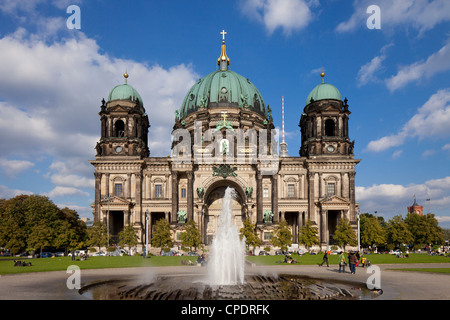 Fontana di fronte al Berliner Dom. Berlino, Germania Foto Stock