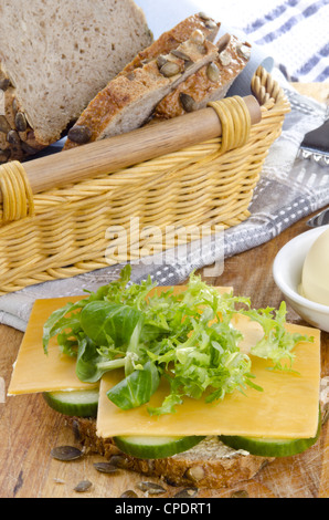Affettare i semi di zucca pane con formaggi stagionati e fette di cetriolo Foto Stock