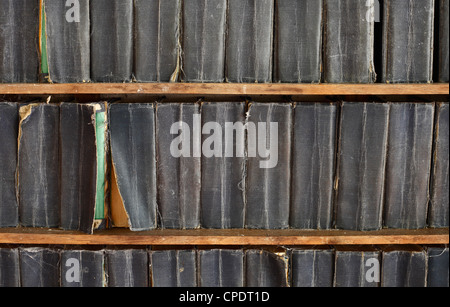 Libreria all'interno di una chiesa di campagna che tiene il libro di preghiera comune. Foto Stock