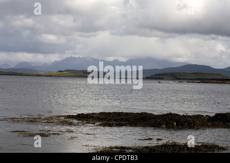 Loch Bharcasaig guardando verso Loch Bracadale e il Cuillin Duirinish Isola di Skye in Scozia Foto Stock