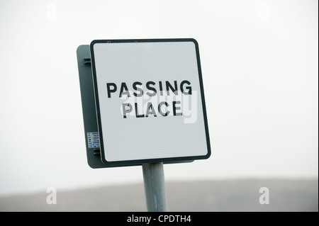 Passando place road sign in Scozia Foto Stock