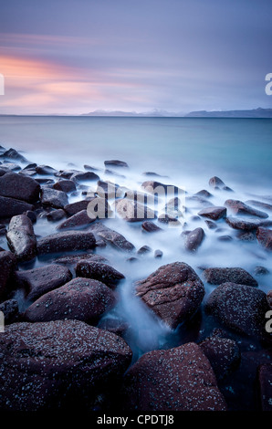 Guardando verso il Cuillin sull'Isola di Skye da Applecross all'alba, Highlands, Scotland, Regno Unito Foto Stock