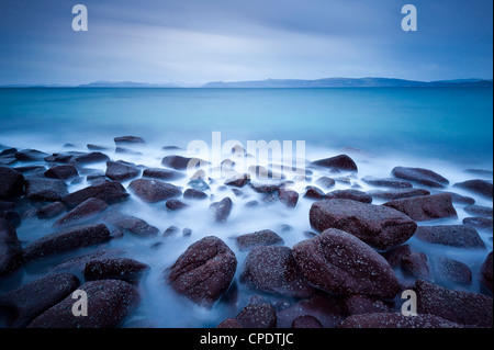 Guardando verso il Cuillin sull'Isola di Skye da Applecross all'alba, Highlands, Scotland, Regno Unito Foto Stock