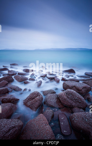 Guardando verso il Cuillin sull'Isola di Skye da Applecross all'alba, Highlands, Scotland, Regno Unito Foto Stock