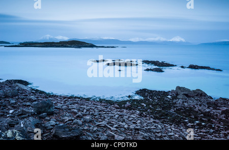 Guardando verso il Cuillin sull'Isola di Skye da Applecross all'alba, Highlands, Scotland, Regno Unito Foto Stock