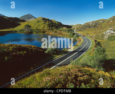 "La strada per le isole principali delle passato Loch Eilt Roisbheinn e sul modo di Skye e le Western Isles, Highlands scozzesi Foto Stock