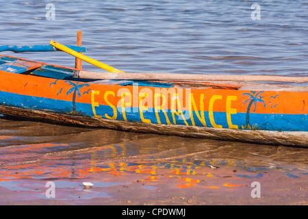 Outrigger Canoe sulla spiaggia di Foulpointe, est del Madagascar Foto Stock