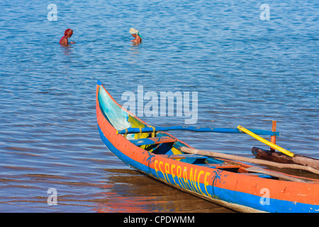 Outrigger Canoe sulla spiaggia di Foulpointe, est del Madagascar Foto Stock