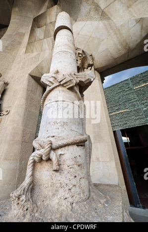 Gesù legato ad una colonna. La scultura alla Sagrada Familia ingresso, Barcelona, Spagna. Vista dal basso punto di vista. Foto Stock