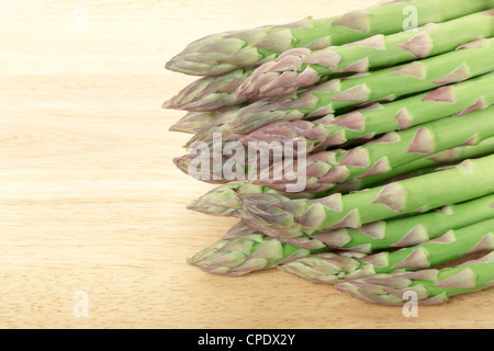Asparagi sul tagliere di legno Foto Stock