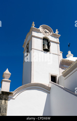 Torre campanaria del settecento la chiesa di Sao Laurenco, Almancil, Algarve, PORTOGALLO Foto Stock