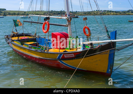 Barca nel porto di Alvor, vicino a Portimao Algarve Foto Stock